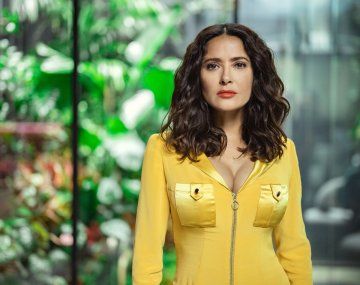 Salma Hayek lució una microbkini negra desde la playa