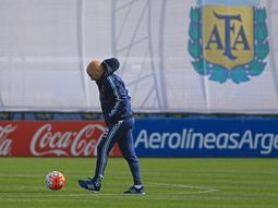 El DT fue a ver la práctica de River bajo la lluvia. El DT fue a ver la práctica de River bajo la lluvia.