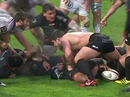 Dejó todo: un rugbier jugó sin camiseta los últimos minutos de un partido