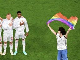 Un activista invadió el campo de juego en Alemania-Hungría con la bandera del colectivo LGBTIQ+