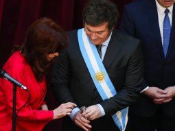 Los detalles del bastón de Milei, con sus cinco perros tallados