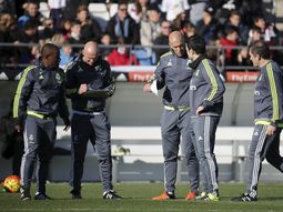 zinedine zidane dirigio su primer practica como dt del real madrid zinedine zidane dirigio su primer practica como dt del real madrid