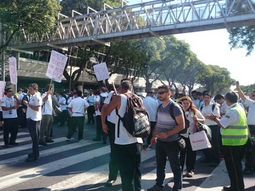 vuelos demorados en aeroparque y ezeiza por una medida de fuerza vuelos demorados en aeroparque y ezeiza por una medida de fuerza