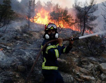 Incendios en Grecia: evacúan a seis pueblos en el norte de Atenas