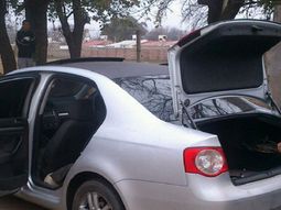 tras persecucion a los tiros, encuentran a una nena en un baul tras persecucion a los tiros, encuentran a una nena en un baul