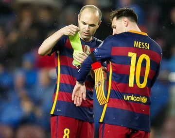 Andrés Iniesta cediéndole la cinta de capitán a Lionel Messi