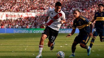 River y Boca en el Superclásico del fútbol argentino. River y Boca en el Superclásico del fútbol argentino.