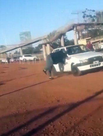 Un taxista quiso impedir que un chofer de app llevara a un pasajero y fue atropellado