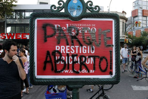 Nuevos incidentes entre vecinos y la policía en Parque Centenario