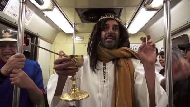 Jesús hizo milagros en el subte de México e hizo caminar a los irrespetuosos