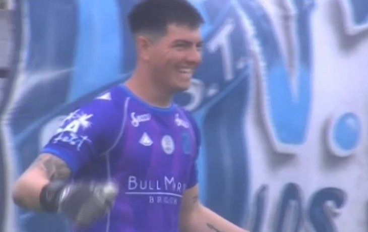 San Telmo: el arquero Joaquín Enrico sorprendió con un gol histórico de volea ante Gimnasia de Jujuy