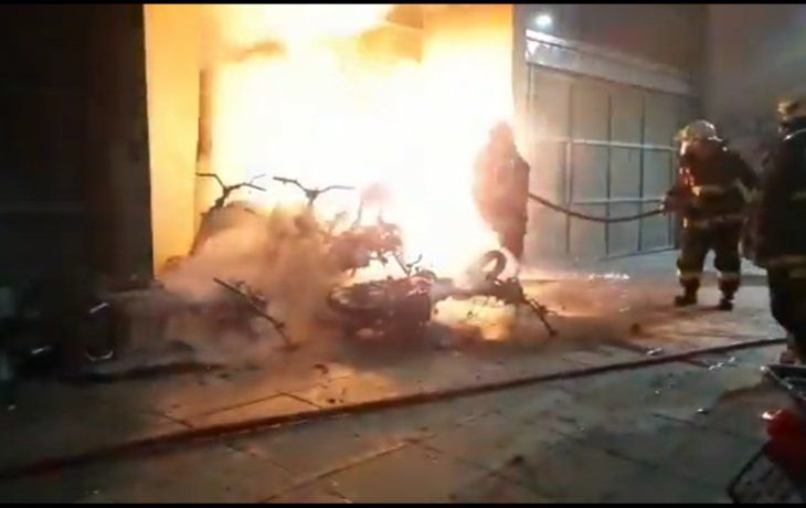 Caballito: susto por el incendio de seis motos en la puerta de un edificio