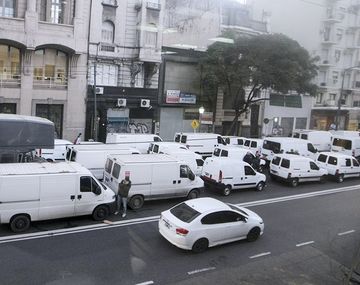 Fleteros dejan sólo dos manos libres en avenida Callao