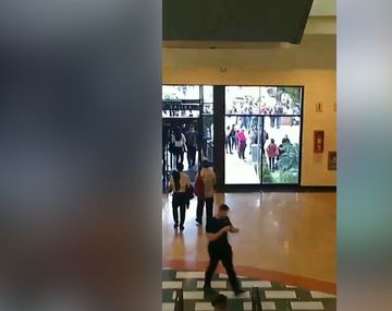 Evacuaron un shopping por una amenaza de bomba