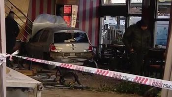 un auto se incrusto en una confiteria en flores un auto se incrusto en una confiteria en flores