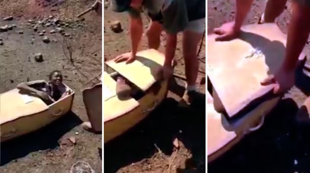 Un hombre obligó a otro -de tez negra- a meterse en un cajón en Sudáfrica. 