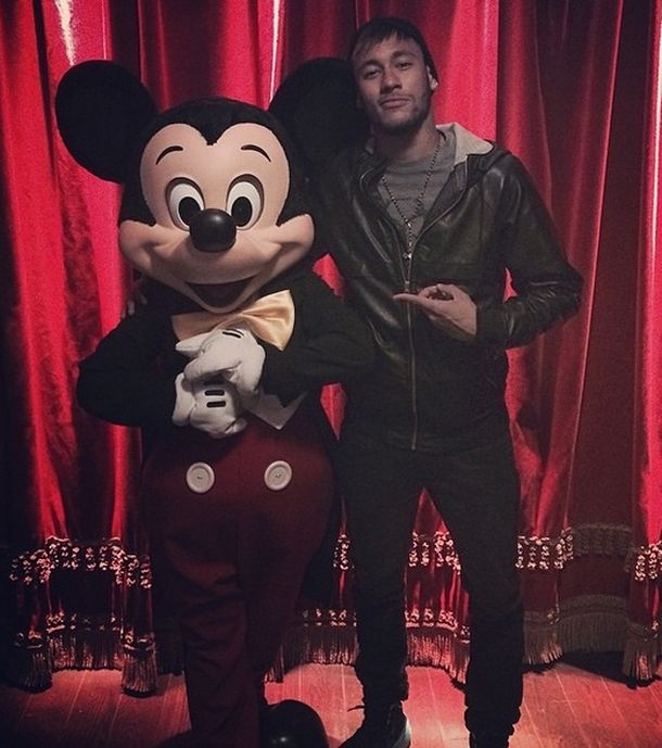 En la semana del clásico con Real Madrid, Neymar se divierte junto a un amigo en Disney