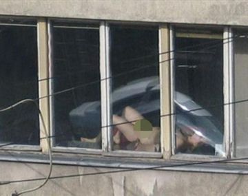 Destituyen a jueza por tomar sol desnuda en su despacho