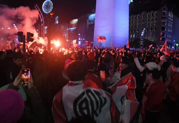 River se consagró campeón y los hinchas coparon el Obelisco