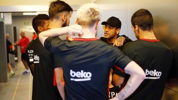 Neymar estuvo en el entrenamiento del Barcelona Neymar estuvo en el entrenamiento del Barcelona