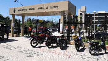 Un hombre se tiró desde el segundo piso de los Tribunales de Lomas de Zamora Un hombre se tiró desde el segundo piso de los Tribunales de Lomas de Zamora