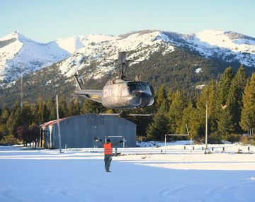 R&iacute;o Negro: con motos de nieve y un helic&oacute;ptero del Ej&eacute;rcito asisten a pobladores aislados por el temporal