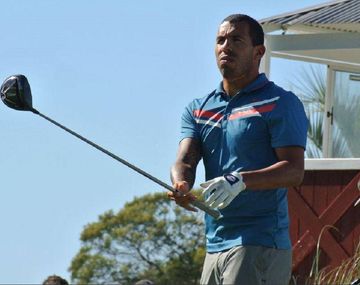 Carlos Tevez jugó al golf en un evento solidario en Uruguay