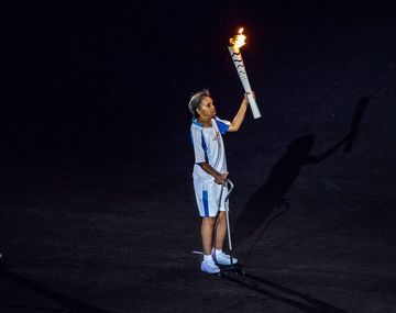 VIDEO: Atleta paralímpica cayó con la antorcha pero logró seguir su recorrido
