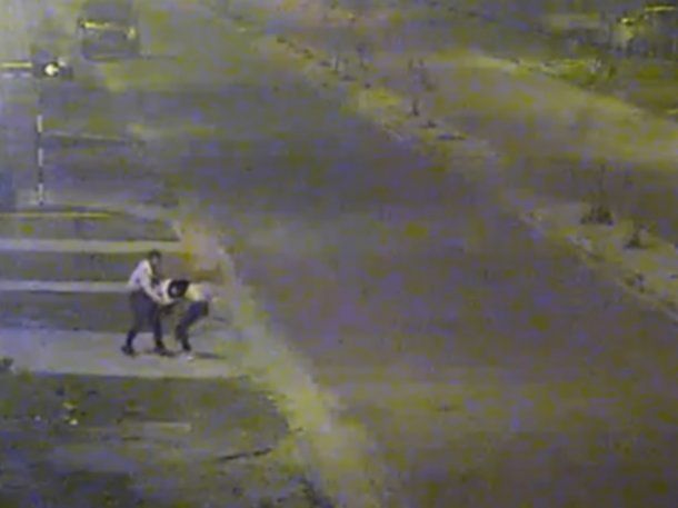 Así agredía un hombre a una mujer en plena calle: fue detenido