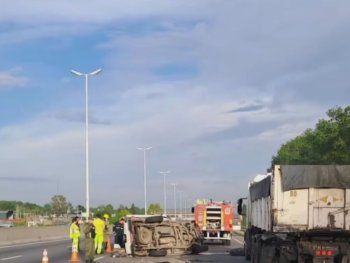 Choque, vuelco y muerte en la autopista del Oeste: una combi embistió a un camión