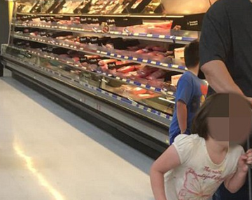 Paseaba a su hija del pelo por un súper