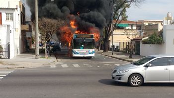 Se incendió otro colectivo: ahora, en Villa Urquiza Se incendió otro colectivo: ahora, en Villa Urquiza