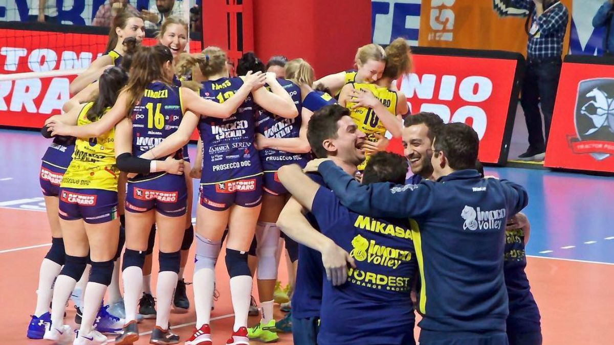 La celebración nudista de las campeonas de una liga de vóley femenino  italiano