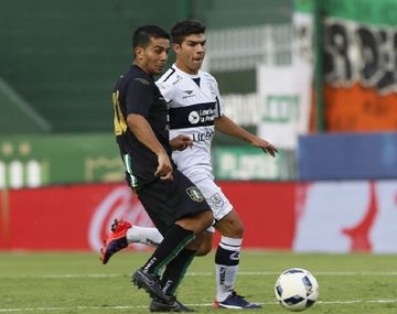 Perdomo marca a Walter Erviti en un duelo contra Banfield