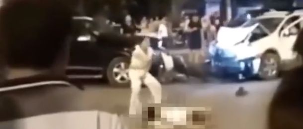 Locura total: una mujer bailó sobre el cadáver de un hombre que atropelló