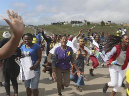 miles de personas aguardan para darle el ultimo adios a mandela miles de personas aguardan para darle el ultimo adios a mandela