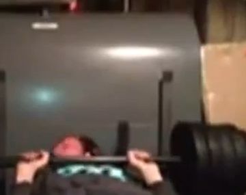 Quería levantar pesas y filmarse