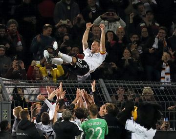 Podolski se fue llevado en andas por sus compañeros