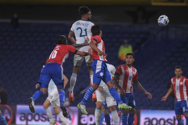 Argentina fue algo más, pero empató con Paraguay en un partido plagado de polémicas