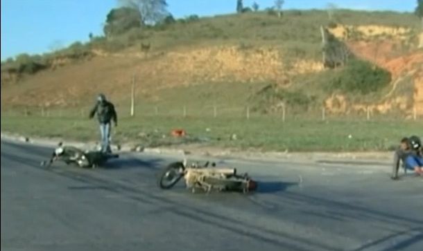 VIDEO: motociclista daba una entrevista sobre accidentes y lo chocaron