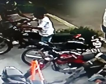 Estacionó su moto y se la robaron