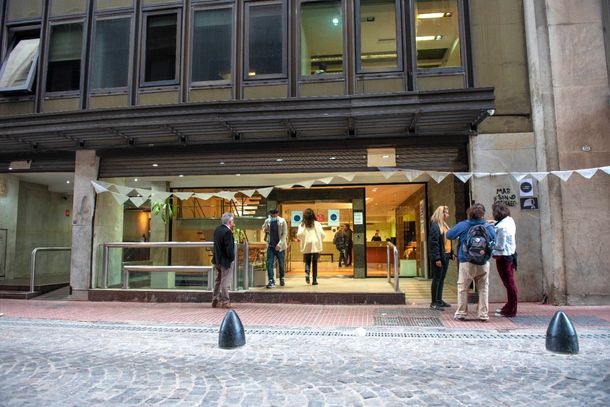 Evacuaron la universidad de Madres de Plaza de Mayo por una amenaza de bomba