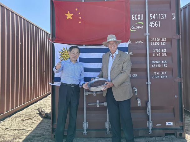 El embajador Huang Yazhong y el ministro Fernando Mattos encabezaron el primer embarque de sorgo para consumo humano hacia China.