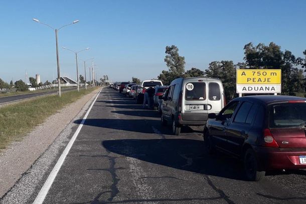 Las filas de autos de uruguayos hacia Argentina llegaron a ser ed hasta 7 kilómetros cerca del mediodia del sábado.