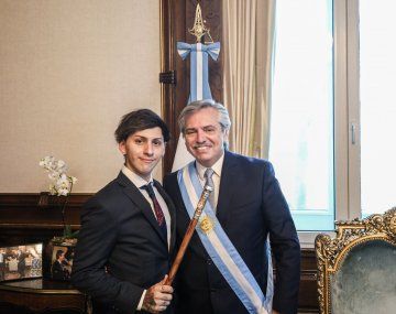 Estanislao Fernández Luchetti sostiene el bastón que le prestó su padre