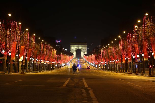 Año nuevo en París con toque de queda por la pandemia. (Foto: Télam)