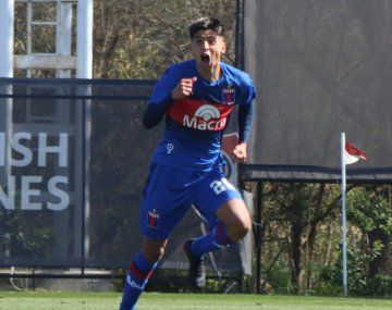 El golazo desde mitad de cancha del sobrino de Riquelme a River