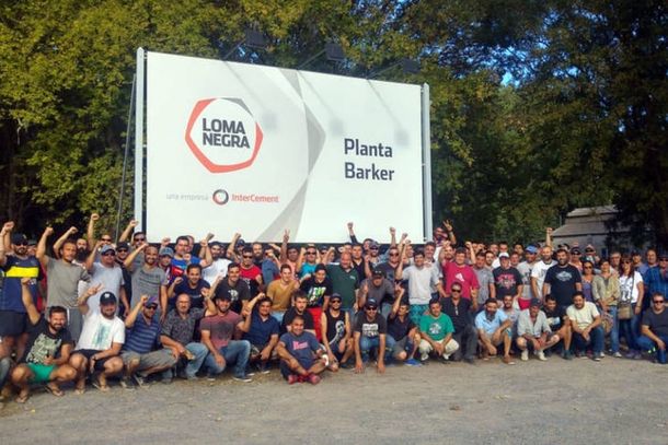 Loma Negra cerró una de sus fábricas y más de 230 trabajadores resisten en sus puestos