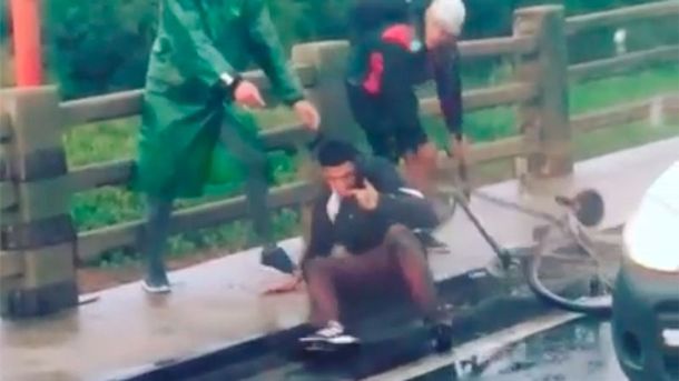 Iba en bicicleta, lo acusaron de ladrón y le dieron una paliza