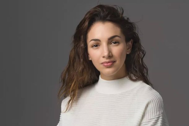 Thelma Fardin palpita el verano con una microbikini batik en amarillo y naranja